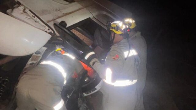 Carreta carregada com soja tomba na GO-309 e motorista fica preso às ferragens, Caldas Novas