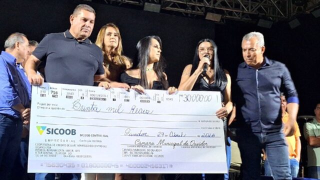 Presidente da Câmara Municipal de Ouvidor, Juliana Alves, devolve R$ 30 mil para a saúde durante Festa do Trabalhador