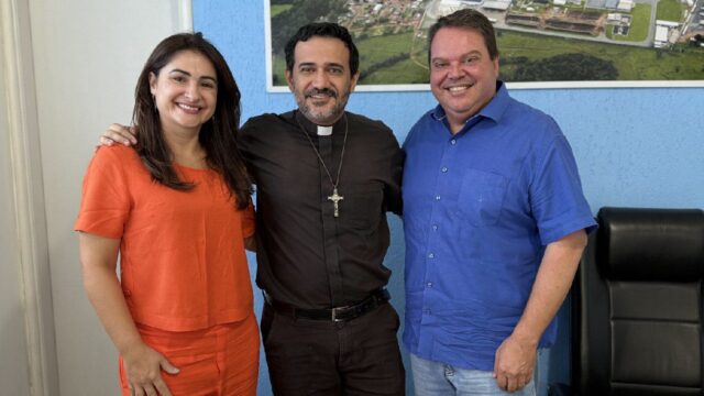 Padre Murah é recebido pelo prefeito Wisner Araújo e assume Paróquia em Corumbaíba