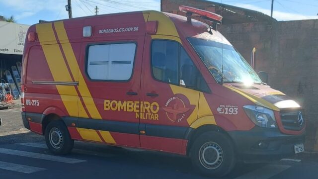 Mulher fica ferida após colisão entre carro e moto em Catalão