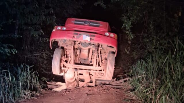 Ponte cai após passagem de caminhão de soja e deixa estrada interditada na zona rural de Catalão