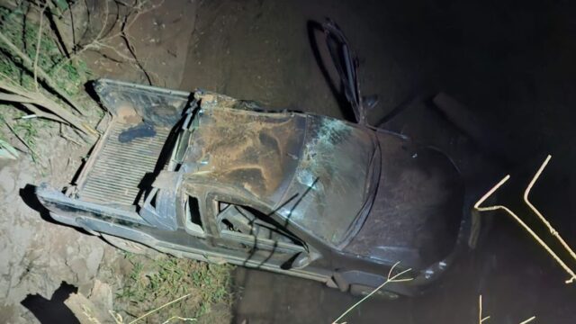 Motorista é resgatado após cair com caminhonete em rio e enfrentar ataque de abelhas em Cascalho Rico (MG)