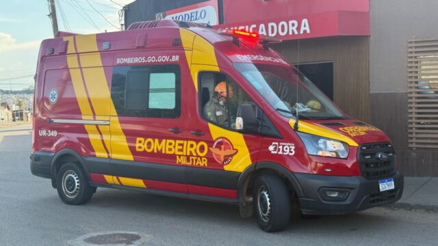Colisão entre moto e carro deixa danos materiais na Vila Mutirão, em Catalão