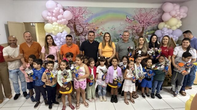 Prefeitura de Ouvidor entrega mais de mil ovos de Páscoa a alunos da rede municipal