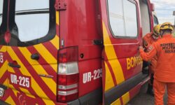 Passageira fica ferida após colisão entre dois carros no bairro Santa Helena, em Catalão Passageira fica ferida após colisão entre dois carros no bairro Santa Helena, em Catalão