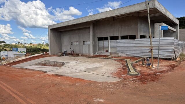 Obra de UBS avança e deve ser entregue até julho em Goiandira, diz prefeito