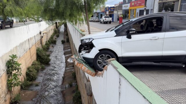 Veículo quase cai no Ribeirão Pirapitinga após acidente no centro de Catalão