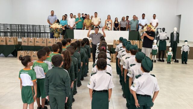 Entrega de uniformes beneficia cerca de 330 alunos em escola municipal de Marzagão