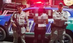 Mulher é presa após tentar esfaquear companheiro e desacatar policiais em Campo Alegre de Goiás