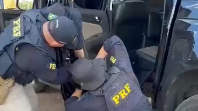 PRF apreende cocaína escondida em porta de caminhonete na BR-153