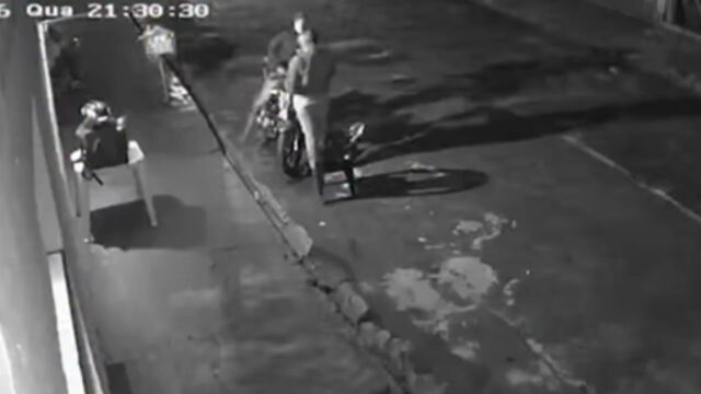 Suspeito é imobilizado por populares após tentar assaltar motociclista com arma falsa em Uberlândia