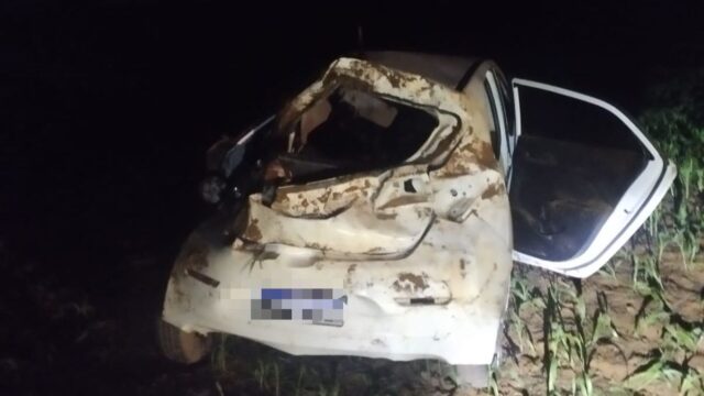 Motorista fica ferido após carro sair da pista e capotar em Três Ranchos