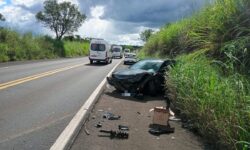 Colisão entre caminhão bi-trem e carro deixa duas pessoas feridas na BR-364, em Mineiros Colisão entre caminhão bi-trem e carro deixa duas pessoas feridas na BR-364, em Mineiros