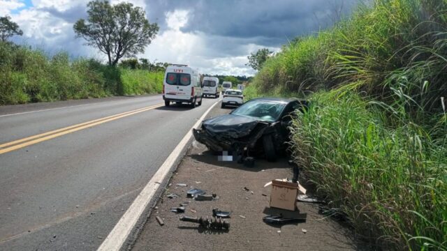 Colisão entre caminhão bi-trem e carro deixa duas pessoas feridas na BR-364, em Mineiros