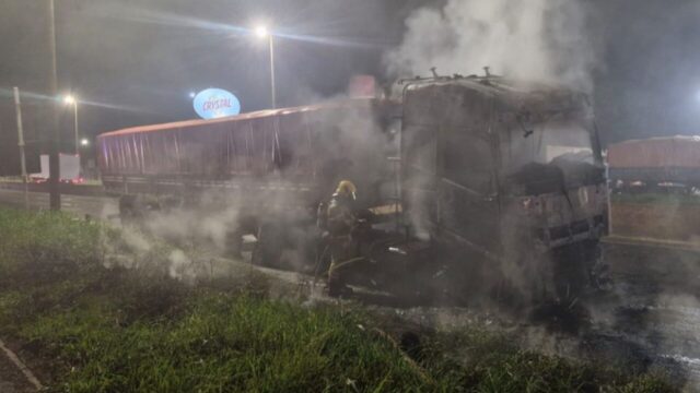 Carreta carregada com aço pega fogo na BR-365 em Uberlândia