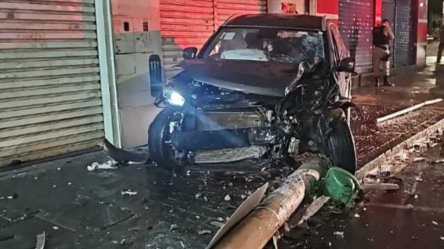 Casal fica ferido após acidente entre dois carros no centro de Uberlândia