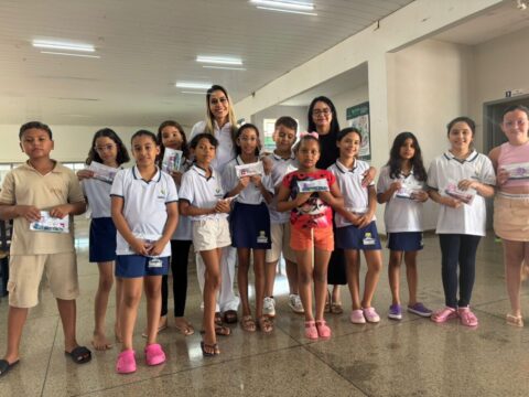 Prefeitura de Davinópolis distribui kits de higiene bucal a alunos da rede municipal