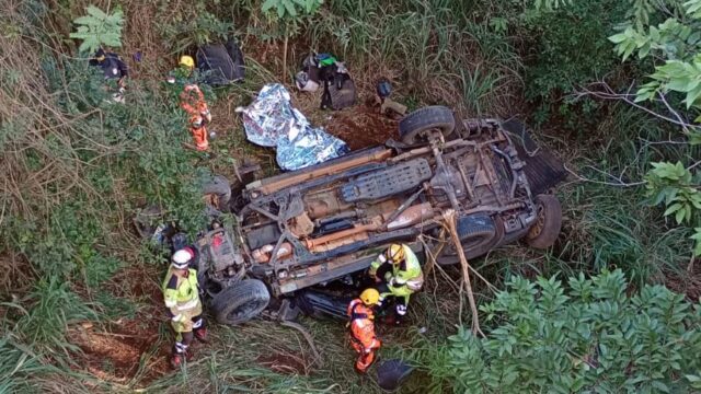 Motorista morre após bater caminhonete em mureta e cair de ponte na BR-262, em Uberaba