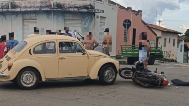 Carro e moto colidem no centro de Goiandira; motociclista fica ferida