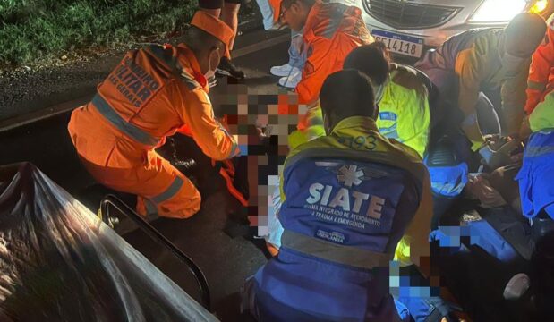 Colisão entre moto e carro deixa dois feridos em Uberlândia