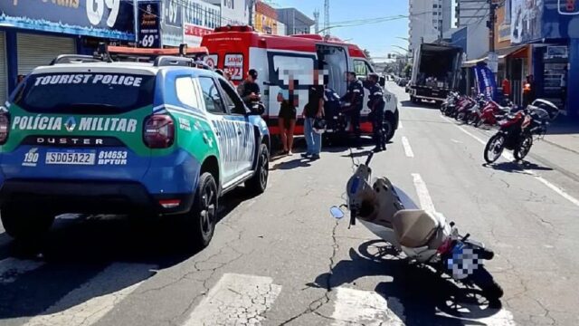 Colisão frontal entre carro e motoneta deixa duas mulheres feridas no centro de Caldas Novas