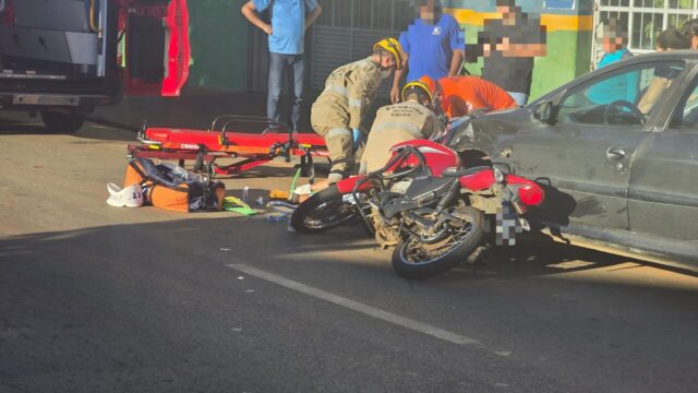 Motociclista fica ferida após ser fechada por veículo e colidir em carro estacionado em Catalão