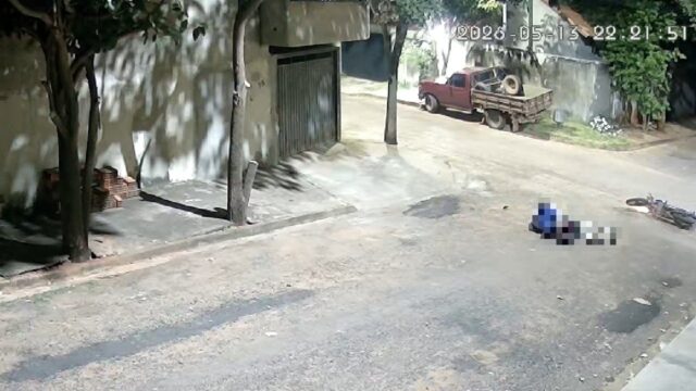 Câmera de segurança registra momento de acidente entre motocicletas no bairro Maria Amélia I, em Catalão