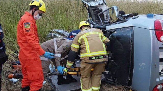 Colisão entre carros deixa mãe e criança gravemente feridas na GO-213, entre Caldas Novas e Morrinhos