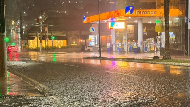 Chuva acompanhada de rajadas de vento atinge Catalão após chegada de frente fria