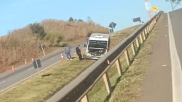 Veículo bate em talude na BR-050 entre Catalão e o distrito de Pires Belo; duas pessoas saem ilesas