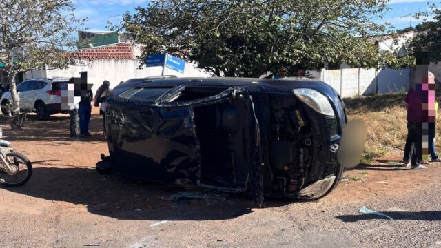 Mulher fica presa às ferragens após colisão seguida de capotamento em Araguari
