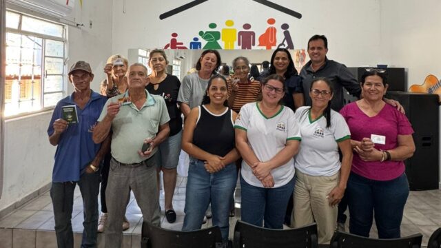 Goiandira entrega cartões de programas sociais e anuncia novas moradias e investimentos em infraestrutura