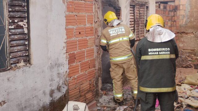 Casa onde homem foi morto a facadas é incendiada durante a madrugada em Uberlândia