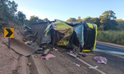 Caminhão carregado com bananas tomba na MGC-462 e motorista fica ferida em Patrocínio Caminhão carregado com bananas tomba na MGC-462 e motorista fica ferida em Patrocínio