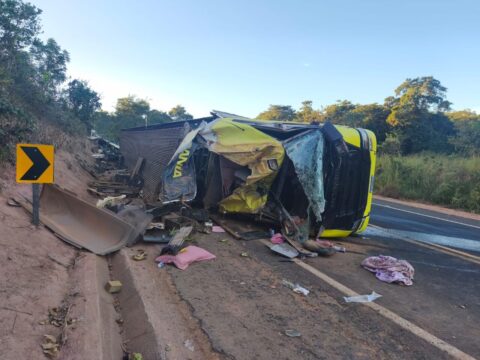 Caminhão carregado com bananas tomba na MGC-462 e motorista fica ferida em Patrocínio