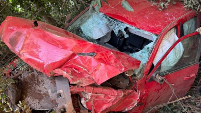 Motorista perde controle, capota caminhonete e cai em ribanceira na MG-223, entre Estrela do Sul e Dolearina