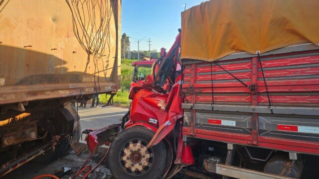 Colisão entre caminhões deixa dois mortos na BR-153, em Aparecida de Goiânia