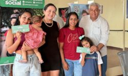 Cumari realiza entrega de cartões dos programas Mães de Goiás e Goiás + Inclusivo