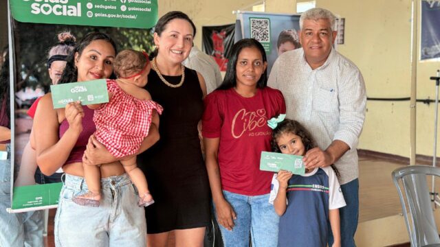 Cumari realiza entrega de cartões dos programas Mães de Goiás e Goiás + Inclusivo
