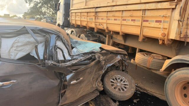 Motorista fica ferido após caminhonete bater na traseira de carreta parada na GO-330, em Catalão
