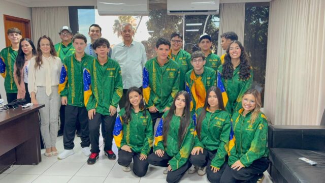 Equipe de robótica do Sesi/Senai de Catalão visita prefeito Velomar Rios e conta experiência de Mundial