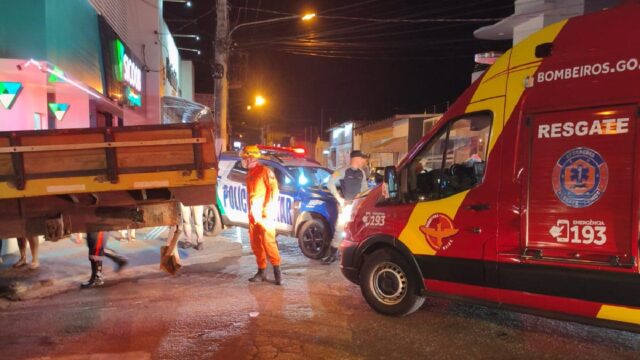 Motociclista fica preso embaixo de caminhão após acidente no Centro de Ipameri