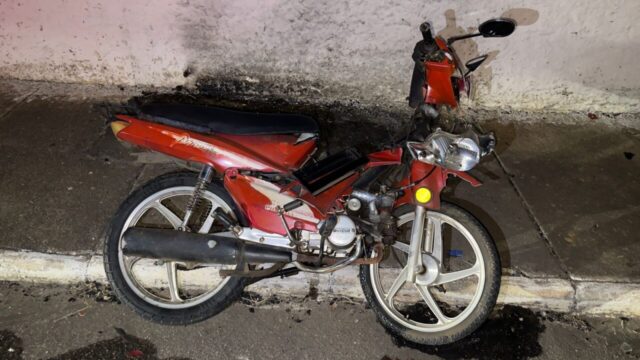 Mulher fica ferida após motorista embriagado bater de frente com moto, fugir do local e ser preso em Catalão