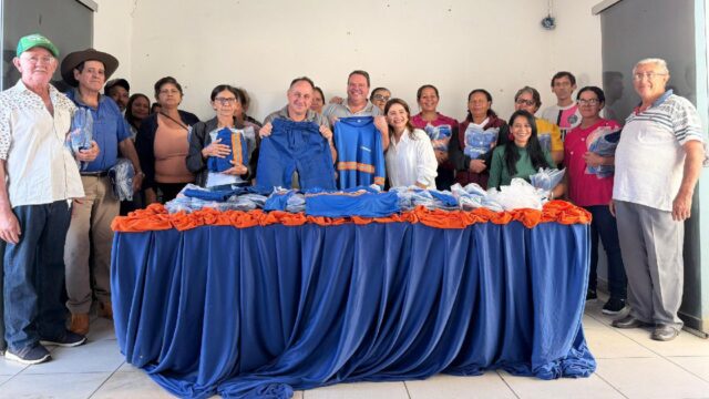 Prefeitura de Corumbaíba homenageia garis com café da manhã e entrega de novos uniformes