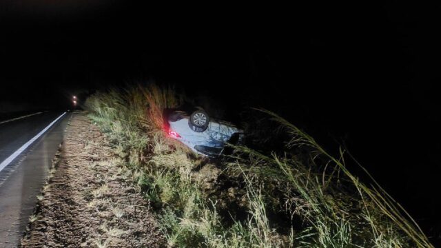 Carro capota após tentativa de ultrapassagem proibida na MG-188, em Coromandel