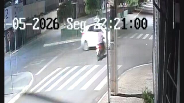 Câmera de segurança registra momento de acidente entre moto e carro; veículo evade do local em Catalão