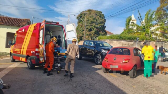 Homem fica ferido após colisão entre dois veículos no centro de Goiandira