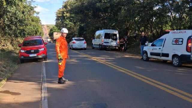 Ambulância colide na traseira de van em trecho da GO-330 onde ocorria atendimento de outro acidente, em Ipameri