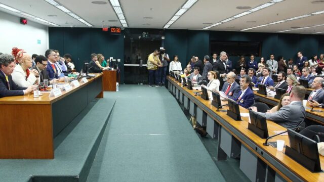 Comissão da Câmara aprova PEC que prevê fim da escala 6×1; texto vai ao Plenário