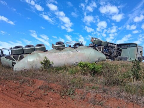 Caminhão carregado com cimento tomba após colisão na MGC-452, em Uberlândia